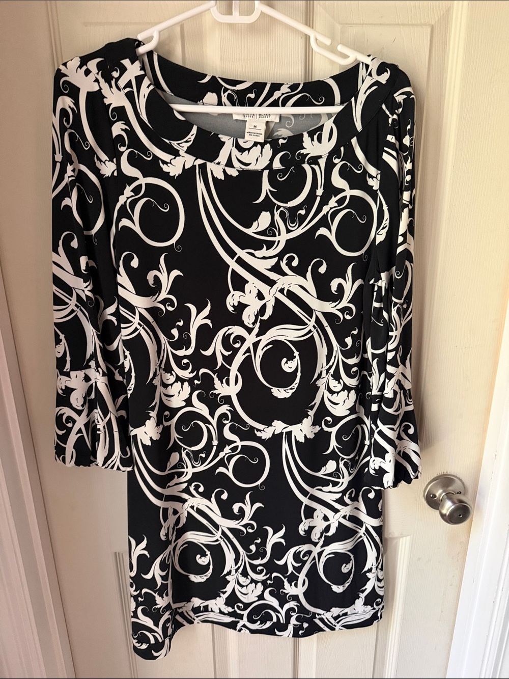 White House Black Market Black & White Swirl Long Sleeve Dress